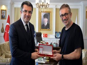 ÜNLÜ YÖNETMENDEN VALİ OKAY MEMİŞE ZİYARET